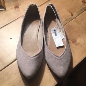 Gray pointed flats